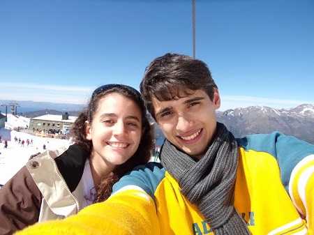 Daniela Riego y Pablo Hernández, ex becarios, en una excursión al Cerro Catedral (Gent. D. Blanco).